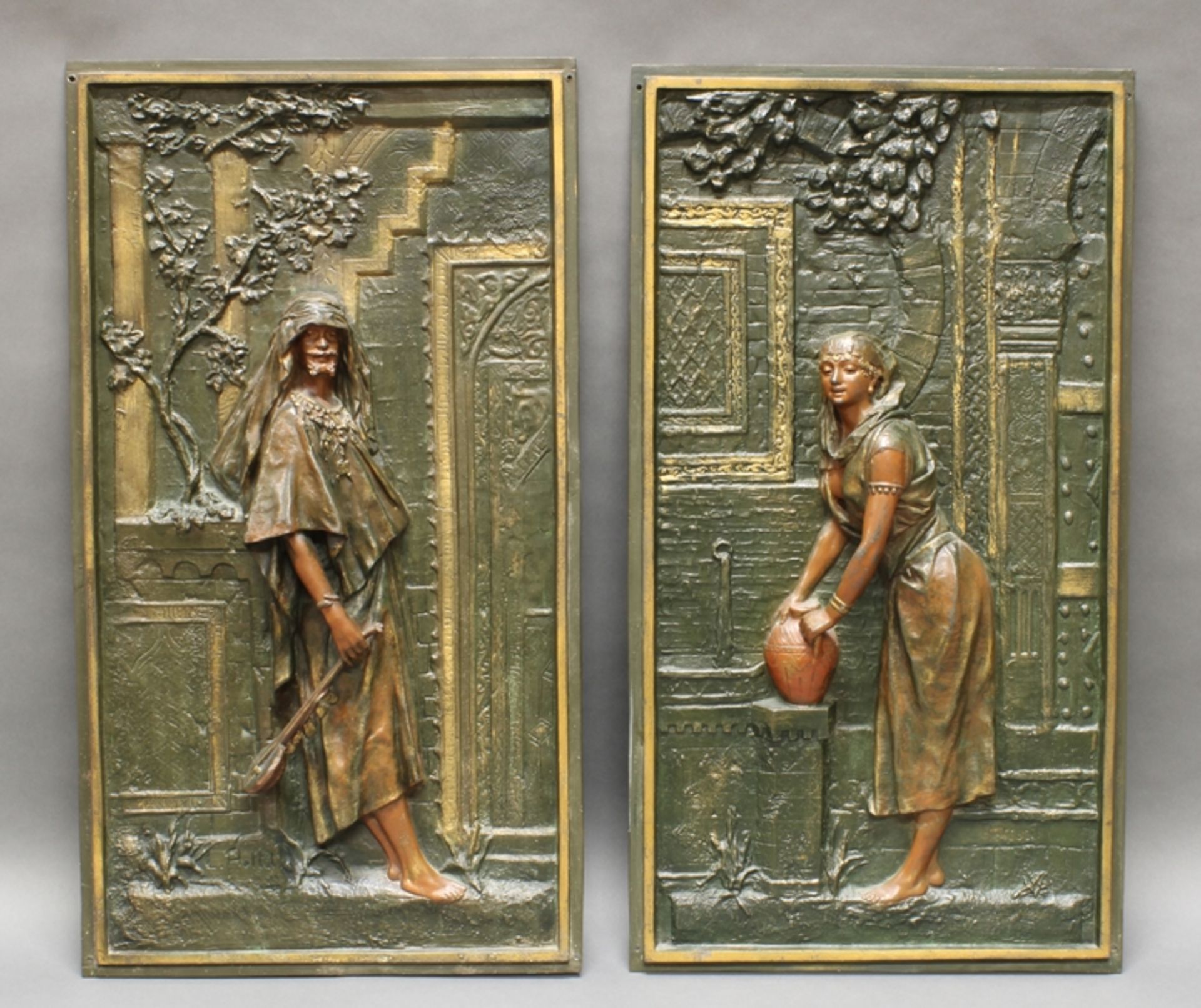 2 Reliefs, Metallguss (Régule), farbig patiniert, "Orientalin am Brunnen und Orientale mit Musikins