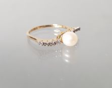 Ring, GG 585, 1 Akoya-Zuchtperle ø ca. 6 mm, 8 Besatz-Diamanten, 2 g, RM 17