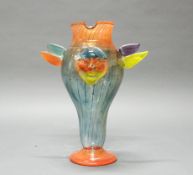 Zierkanne, Kosta Boda, 1991, Nr. 821032/300, Glas, polychrom, mit Flügeln und Maskaron, Modellentwu