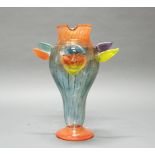 Zierkanne, Kosta Boda, 1991, Nr. 821032/300, Glas, polychrom, mit Flügeln und Maskaron, Modellentwu