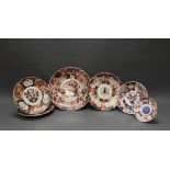 Konvolut, 6 Platten, Japan, um 1900, Porzellan, florale Imari-Dekore, Blütenkörbe, passige Form, ø