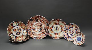 Konvolut, 6 Platten, Japan, um 1900, Porzellan, florale Imari-Dekore, Blütenkörbe, passige Form, ø 