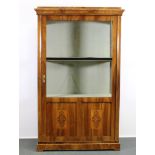 Vitrine, Biedermeier um 1825, dreiseitig verglast, Einlagen im unteren Drittel von Tür und Seiten,