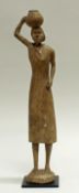 Figur, 'Wasserträgerin', Mahafaly, Madagaskar, Ostafrika, 1930er/40er Jahre, Holz, 42.5 cm hoch, ge