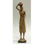 Figur, 'Wasserträgerin', Mahafaly, Madagaskar, Ostafrika, 1930er/40er Jahre, Holz, 42.5 cm hoch, ge