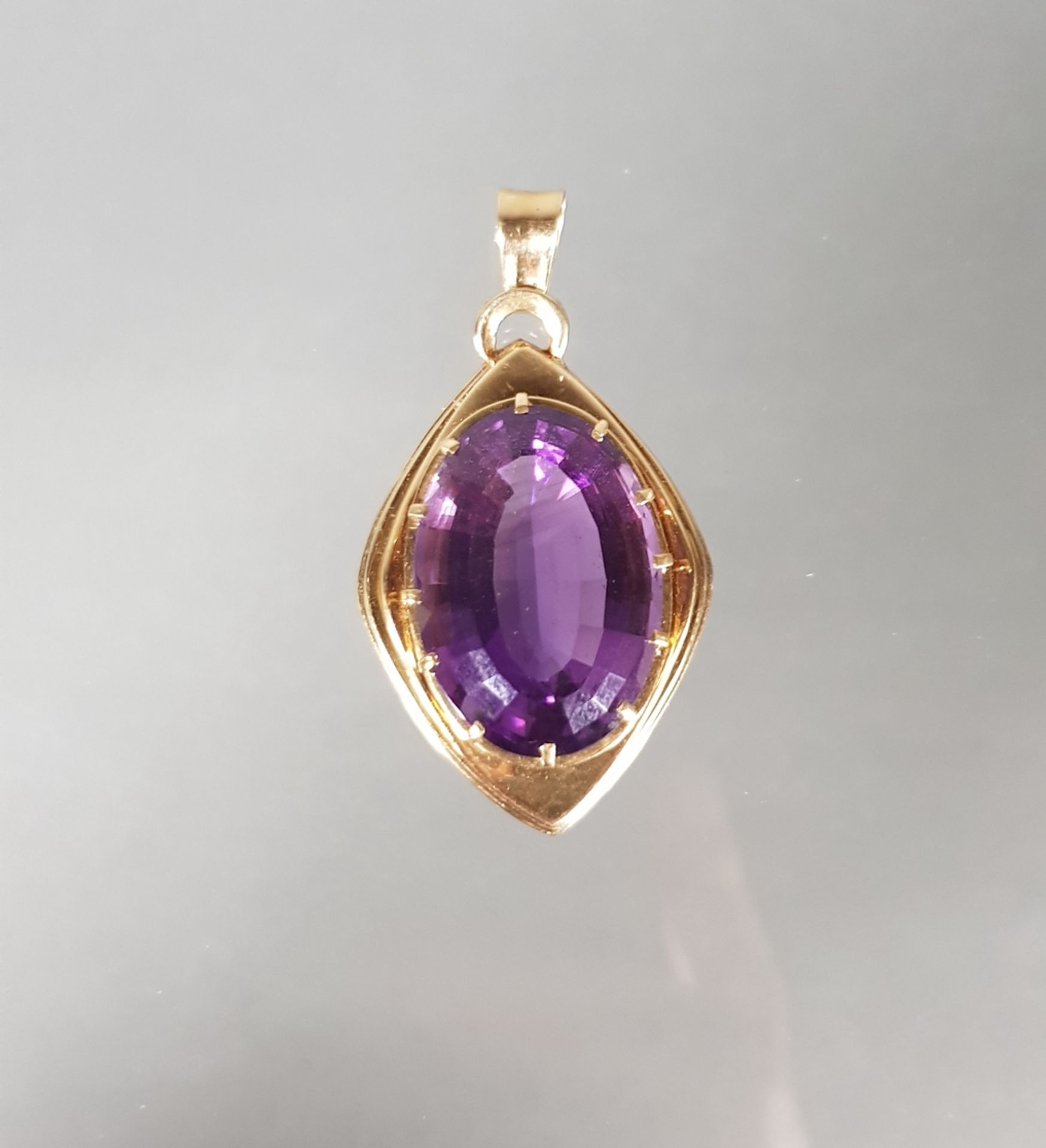 Anhänger, GG 585, großer facettierter Amethyst ca. 2.5 x 1.8 cm, 17 g