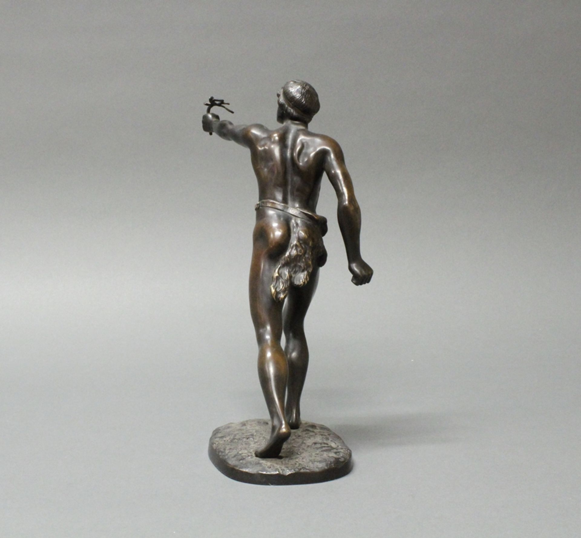 Bronze, schwarzbraun patiniert, "Marathonläufer", auf der Plinthe bezeichnet Küchler, H. 26 cm, lei - Image 3 of 5