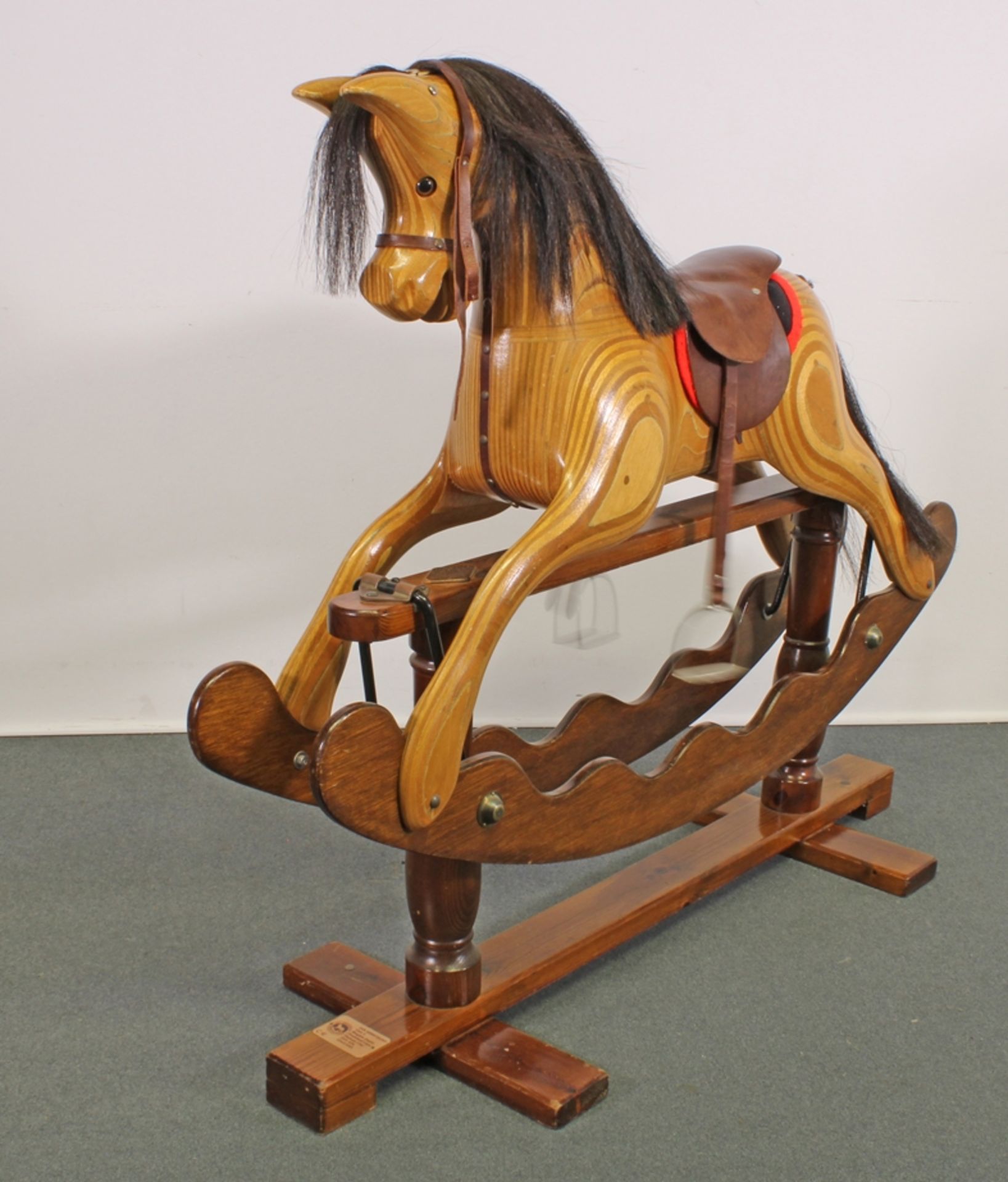 Schaukelpferd, "Rocking Horse", England, 20. Jh., Ian Armstrong, Schichtholz, Ledersattel, Pferdeha - Image 2 of 3