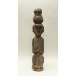 Hockende Figur (als Pfahl), wohl Borneo/Sumatra, Ozeanien, authentisch, Holz, ca. 99 cm hoch, Verwi