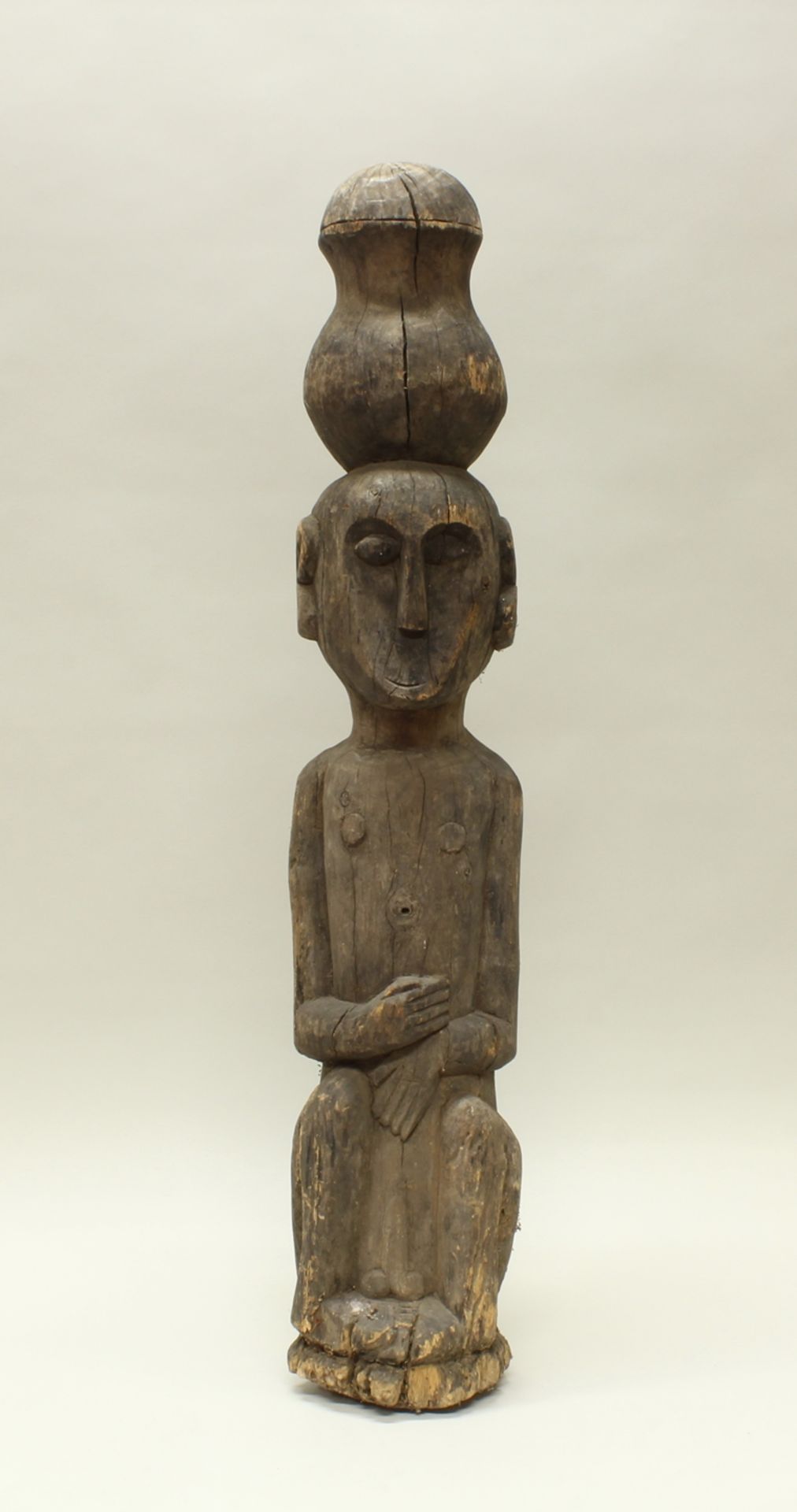 Hockende Figur (als Pfahl), wohl Borneo/Sumatra, Ozeanien, authentisch, Holz, ca. 99 cm hoch, Verwi