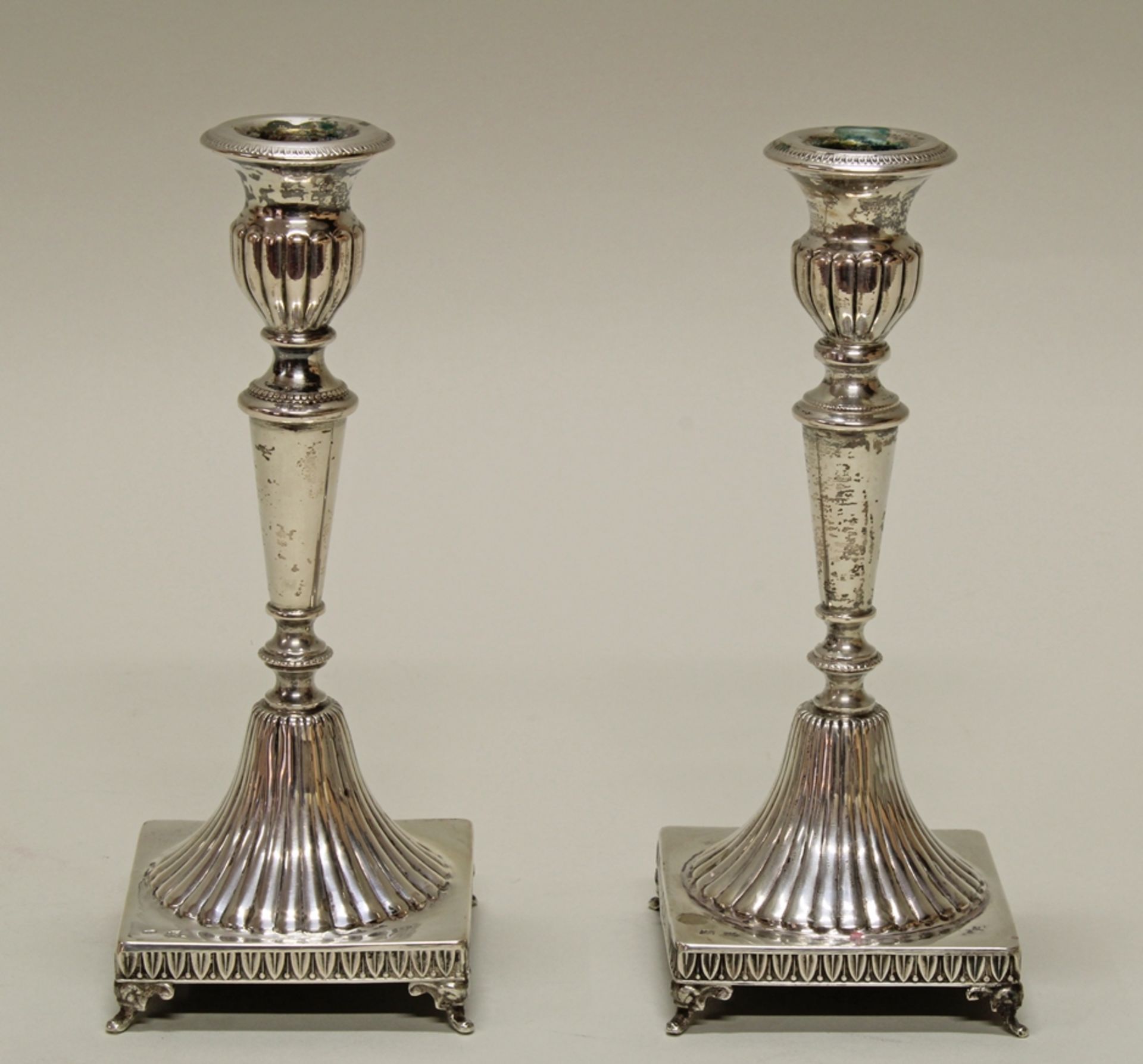 Paar Kerzenleuchter, Silber 800, Italien, je einflammig, konischer Schaft, Blattstabzier, 21.5 cm h