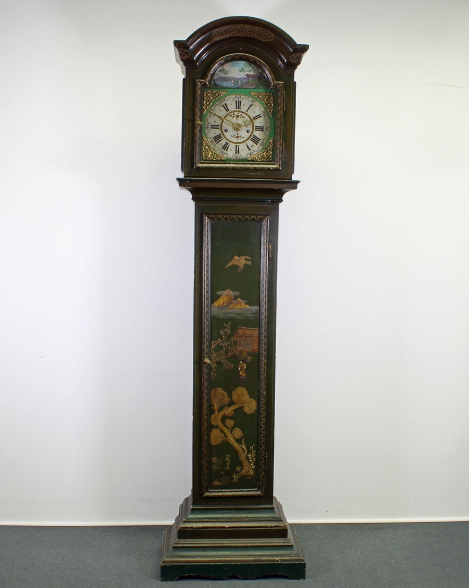 Standuhr, Holland, um 1830, grünlich-braun gefasstes Holzgehäuse mit Chinoiserien, bemaltes Zifferb