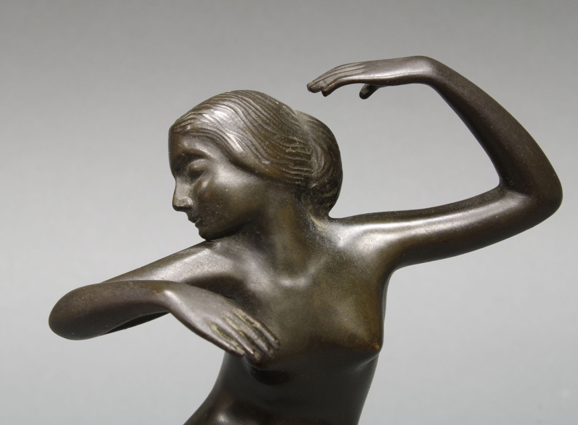 Bronze, schwarzbraun patiniert, "Tanzender weiblicher Akt", auf der Plinthe bezeichnet Werson, auf - Image 4 of 5