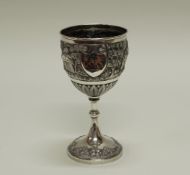 Pokal, Silber, Südostasien, datierte englische Widmung 1898 in Kartusche, umlaufend figurale Landsc