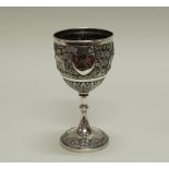 Pokal, Silber, Südostasien, datierte englische Widmung 1898 in Kartusche, umlaufend figurale Landsc