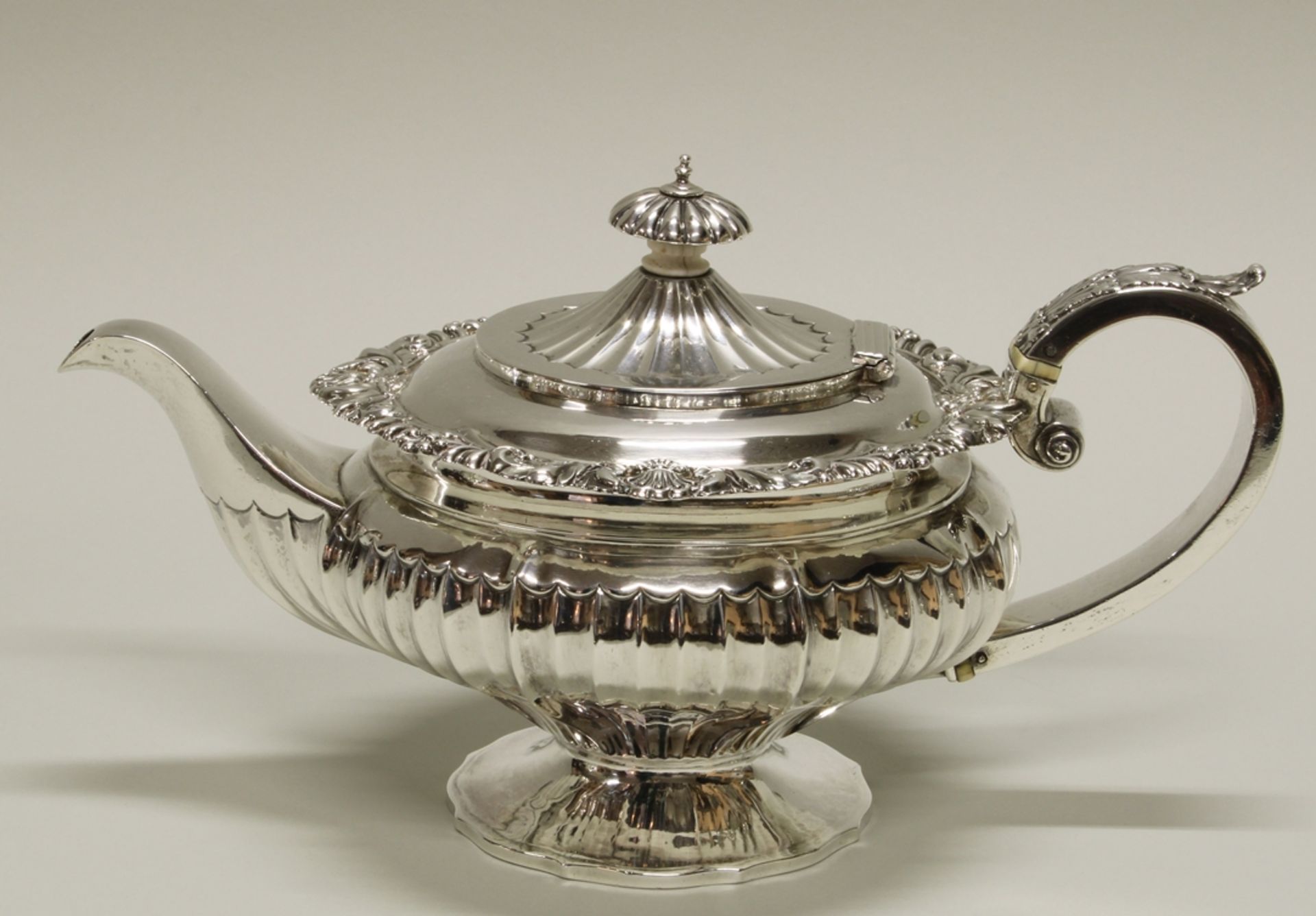 Kaffee- und Teeservice, 4-tlg., Silber 925, London, 1825/26, Edward Barton, teils innen vergoldet,  - Bild 3 aus 4