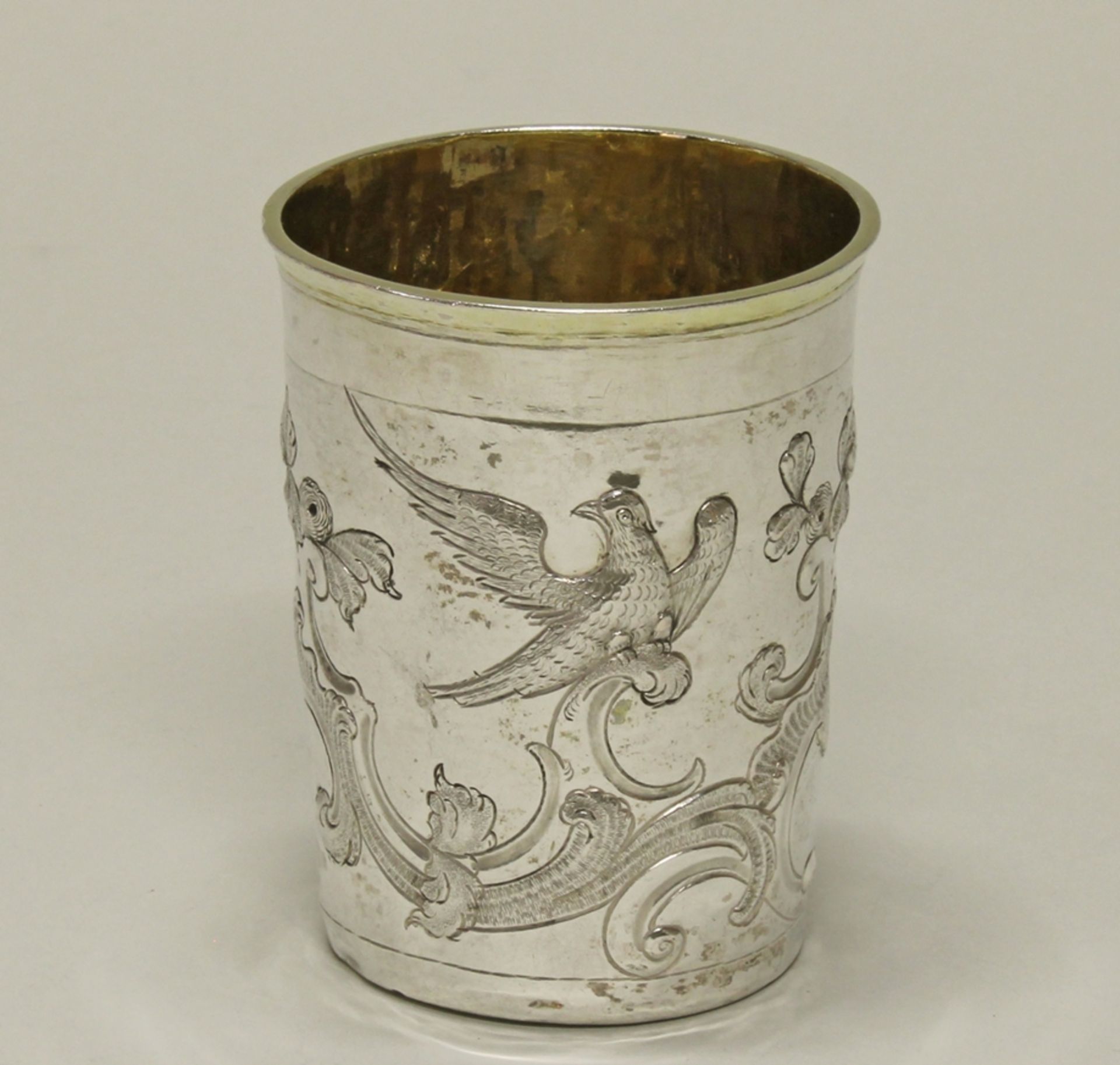 Becher, Silber, Moskau, 1791, Rankenrelief mit Vögeln und Blüten, innen vergoldet, 8.5 cm hoch, ca.