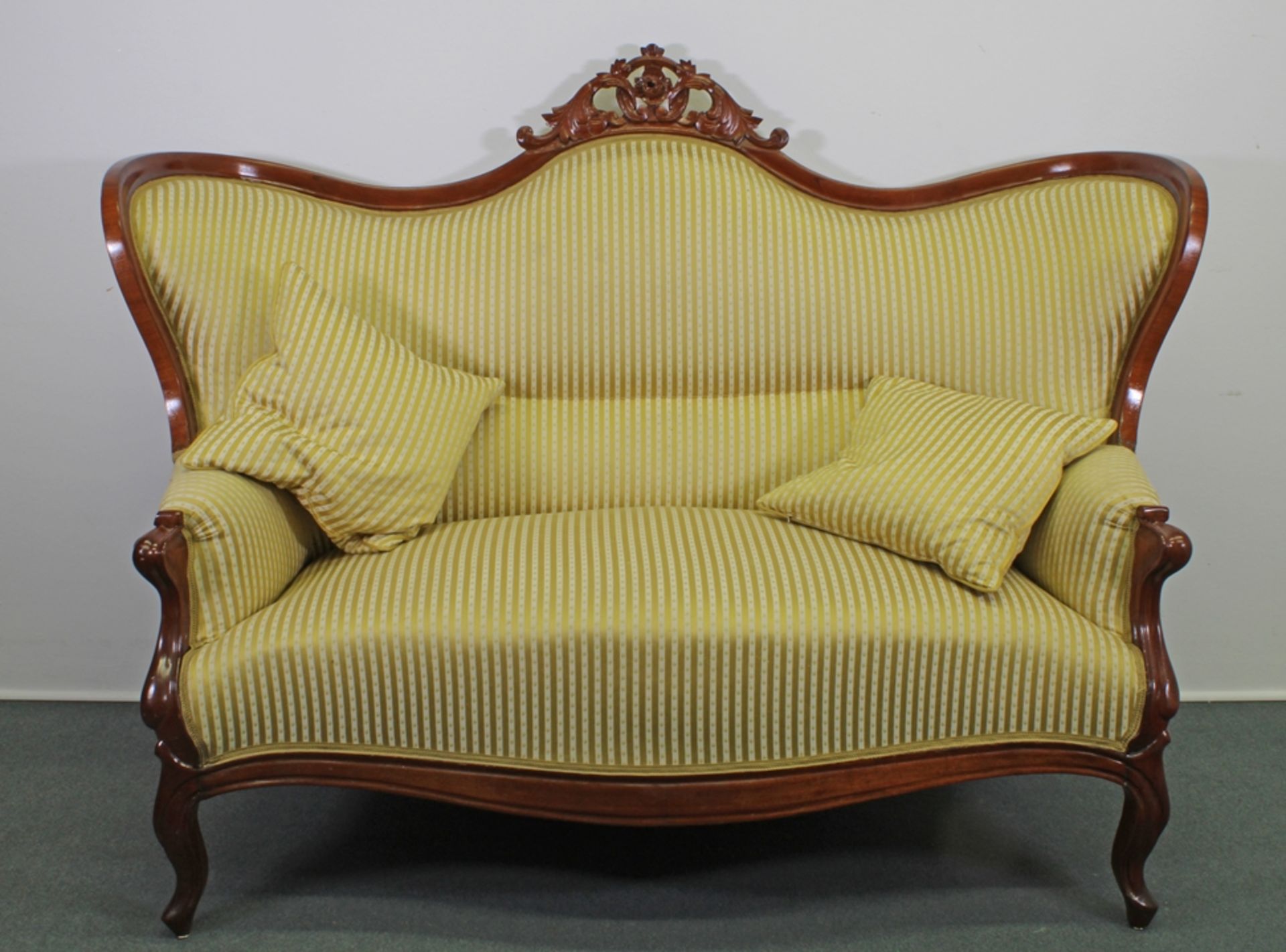 Louis Philippe-Sofa, Norddeutschland, um 1870, Mahagoni, ausladend geschwungene Rückenlehne mit bek