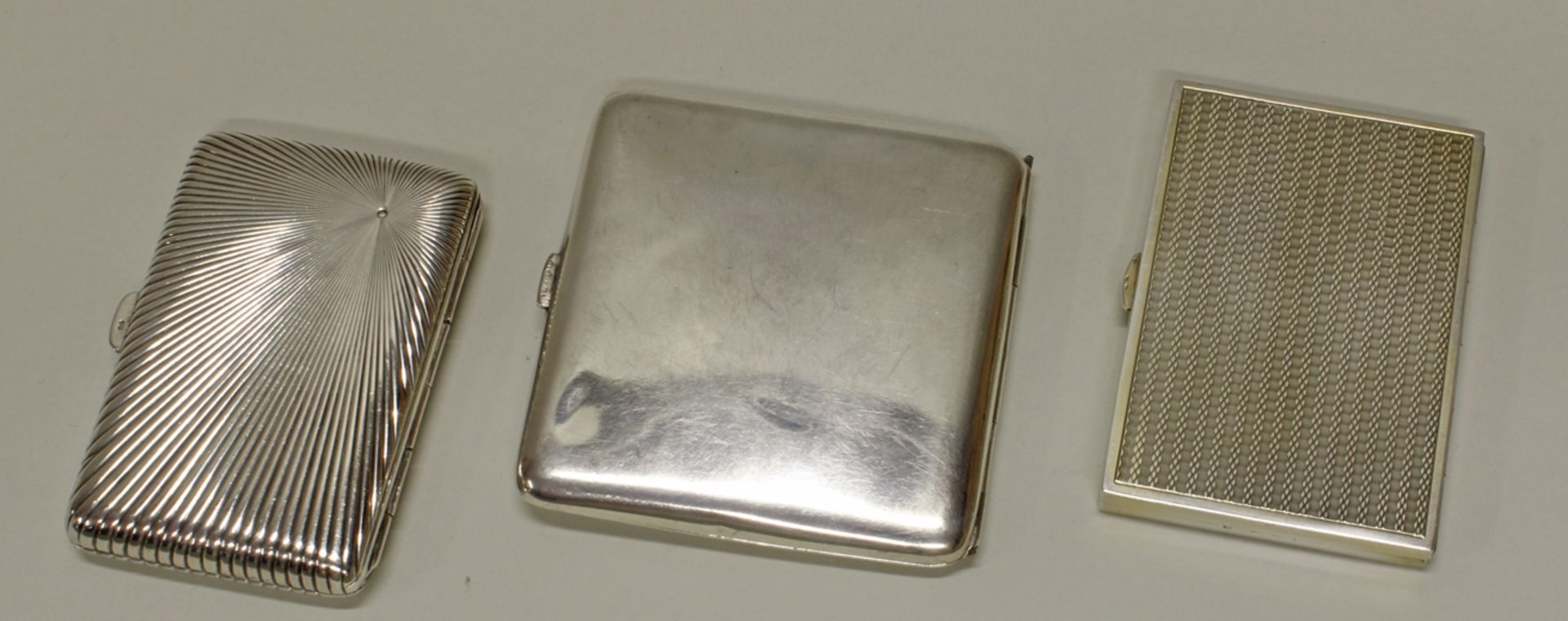 3 Zigarettenetuis, Silber 800/900, Österreich, deutsch, verschieden, 1x Monogramm, teils innen verg - Bild 2 aus 2