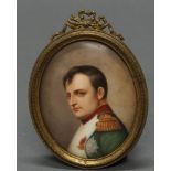 Miniatur, "Napoléon", 19./20. Jh., Porzellan, polychrom bemalt, oval, Metallrahmen, 10.3 x 7.7 cm.