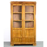 Vitrinenschrank, Biedermeier um 1830, zweitürig, dreiseitig verglast, kannelierte Säulen auf vorder