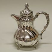 Kaffeekanne, Silber 800, deutsch, Rokokoform, 24.5 cm hoch, ca. 793 g, etwas gedellt, Deckel gelöst