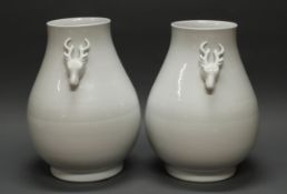 Paar große Vasen, Blanc de chine, bauchige Form, Tierköpfe als Handhaben, ø ca. 35 cm, 49 cm hoch