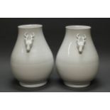 Paar große Vasen, Blanc de chine, bauchige Form, Tierköpfe als Handhaben, ø ca. 35 cm, 49 cm hoch