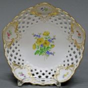 Korbschale, Meissen, Schwertermarke, 1. Wahl, Blume 2, Goldzier, 5.5 cm hoch, ø 18.5 cm