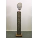 "Kopf", Granit/Marmor, ca. 100 cm hoch.