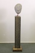 "Kopf", Granit/Marmor, ca. 100 cm hoch.