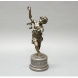 Bronze, dunkelbraun patiniert, "Tanzendes Kind", auf der Plinthe bezeichnet E. Plat,Plakette "J.B.