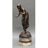 Bronze, dunkelbraun patiniert, "Lauschende", auf der Plinthe bezeichnet Götze, 43 cm bzw. 57 cm hoc