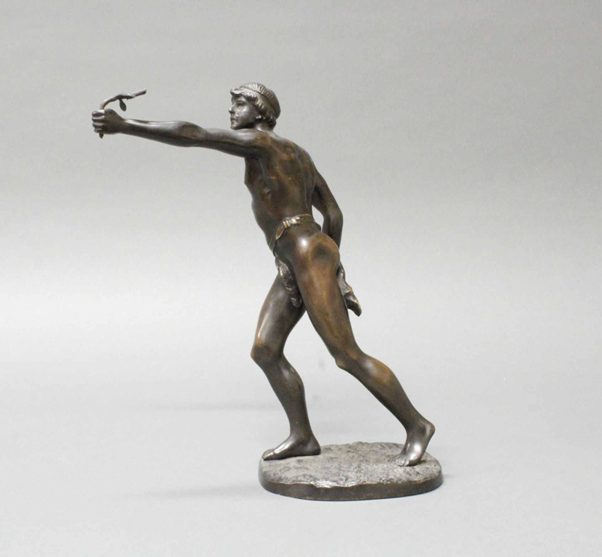 Bronze, schwarzbraun patiniert, "Marathonläufer", auf der Plinthe bezeichnet Küchler, H. 26 cm, lei - Image 2 of 5