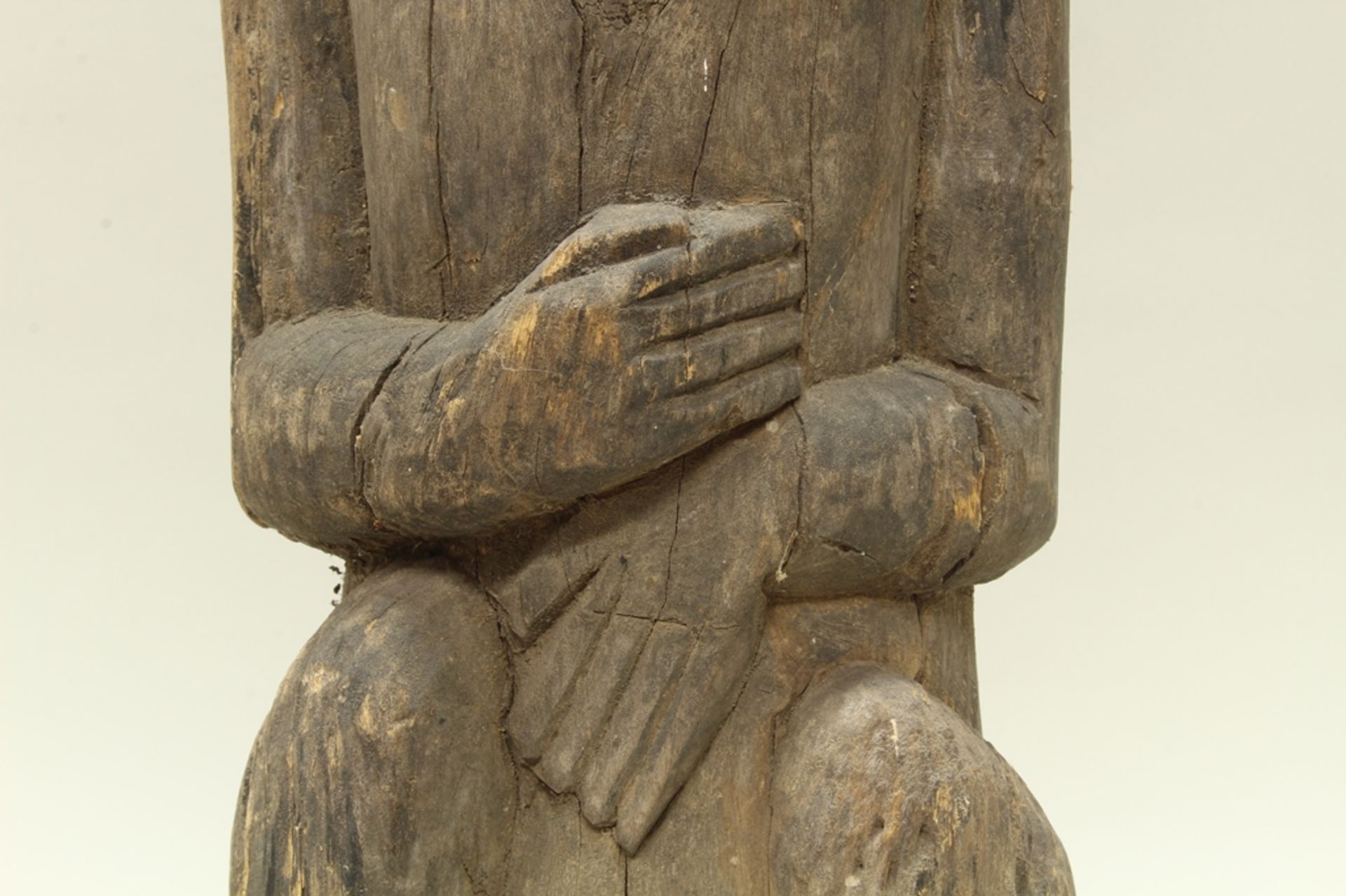 Hockende Figur (als Pfahl), wohl Borneo/Sumatra, Ozeanien, authentisch, Holz, ca. 99 cm hoch, Verwi - Image 3 of 4