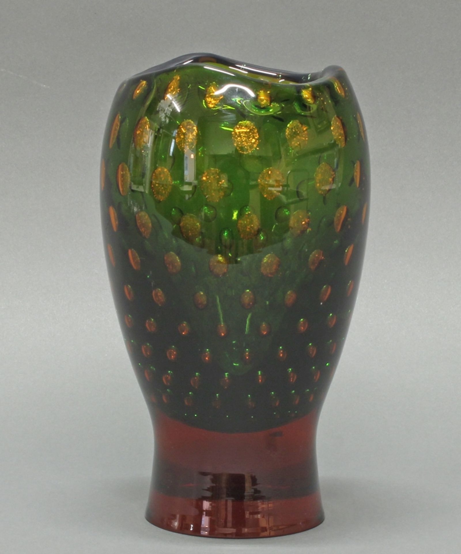 Vase, wohl Murano, 1960/70er Jahre, Glas, grün und bernsteinfarben, Tropfen mit Goldpuder, 21 cm ho