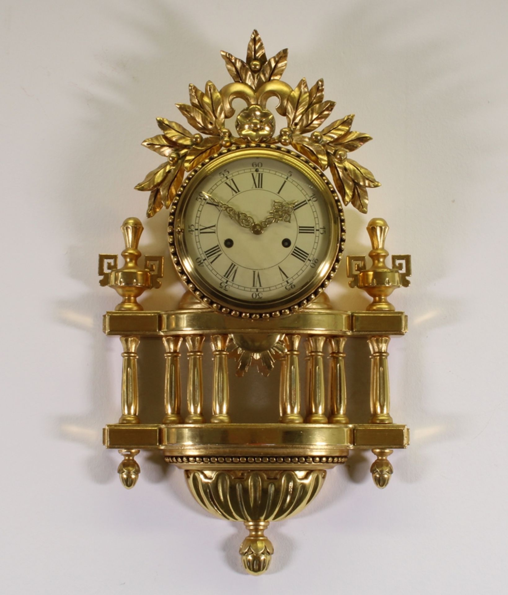 Carteluhr, Louis XVI-Stil, 20./21. Jh., Holz, vergoldet, Metall, Spiegelglas, Schlag auf Glocke, 60