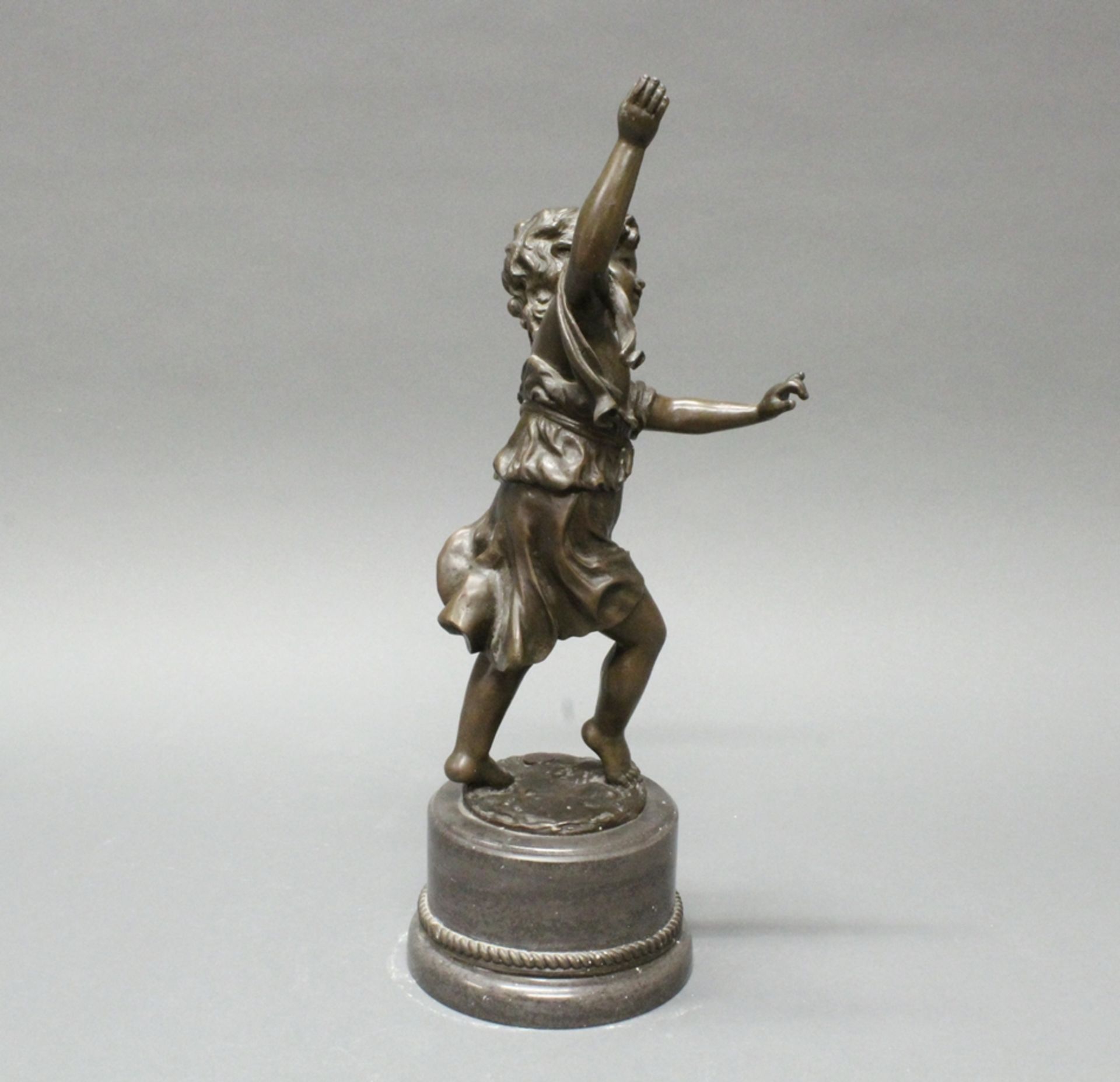 Bronze, dunkelbraun patiniert, "Tanzendes Kind", auf der Plinthe bezeichnet E. Plat,Plakette "J.B. - Image 4 of 5