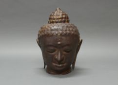 Buddhakopf, Thailand, 20. Jh., Metall, patiniert, 34 cm hoch