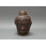 Buddhakopf, Thailand, 20. Jh., Metall, patiniert, 34 cm hoch