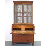 Aufsatz-Schreibkommode, "Secretaire Bookcase", England, frühes 19. Jh., Mahagoni, Unterteil mit dre