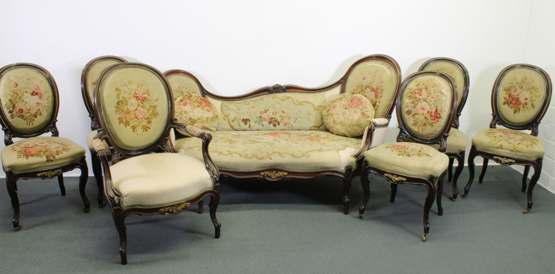 Sitzgruppe, im Barock-Stil, um 1870/80, fünf Stühle, ein Fauteuil, ein Récamiere, Rückenlehnen in M