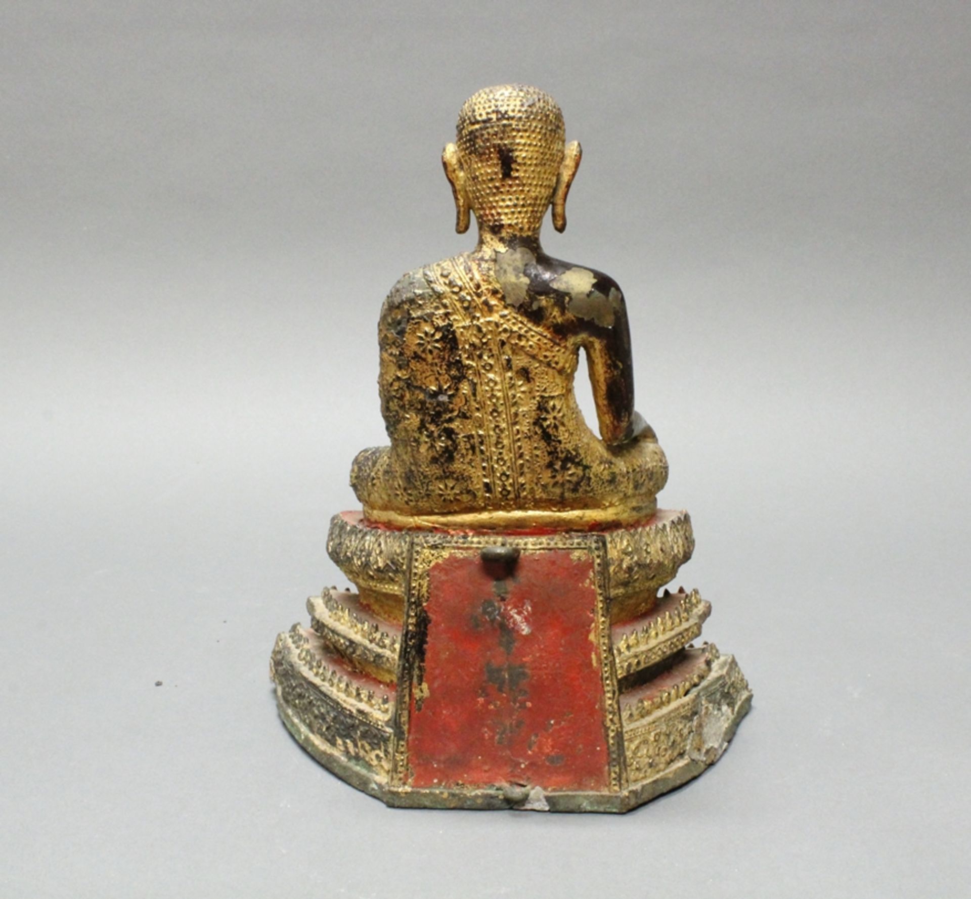 Sitzender Mönch, Thailand, 19. Jh., Ratanakosin, Bronze, Reste von Schwarzlack mit Vergoldung, in M - Image 2 of 2