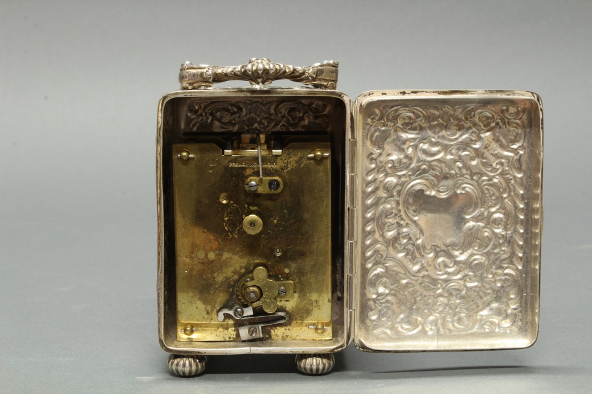 Reiseuhr, England, London, 1896, Silber 925, fünfseitig reliefierter Dekor, auf vier Quetschfüßchen - Bild 2 aus 2