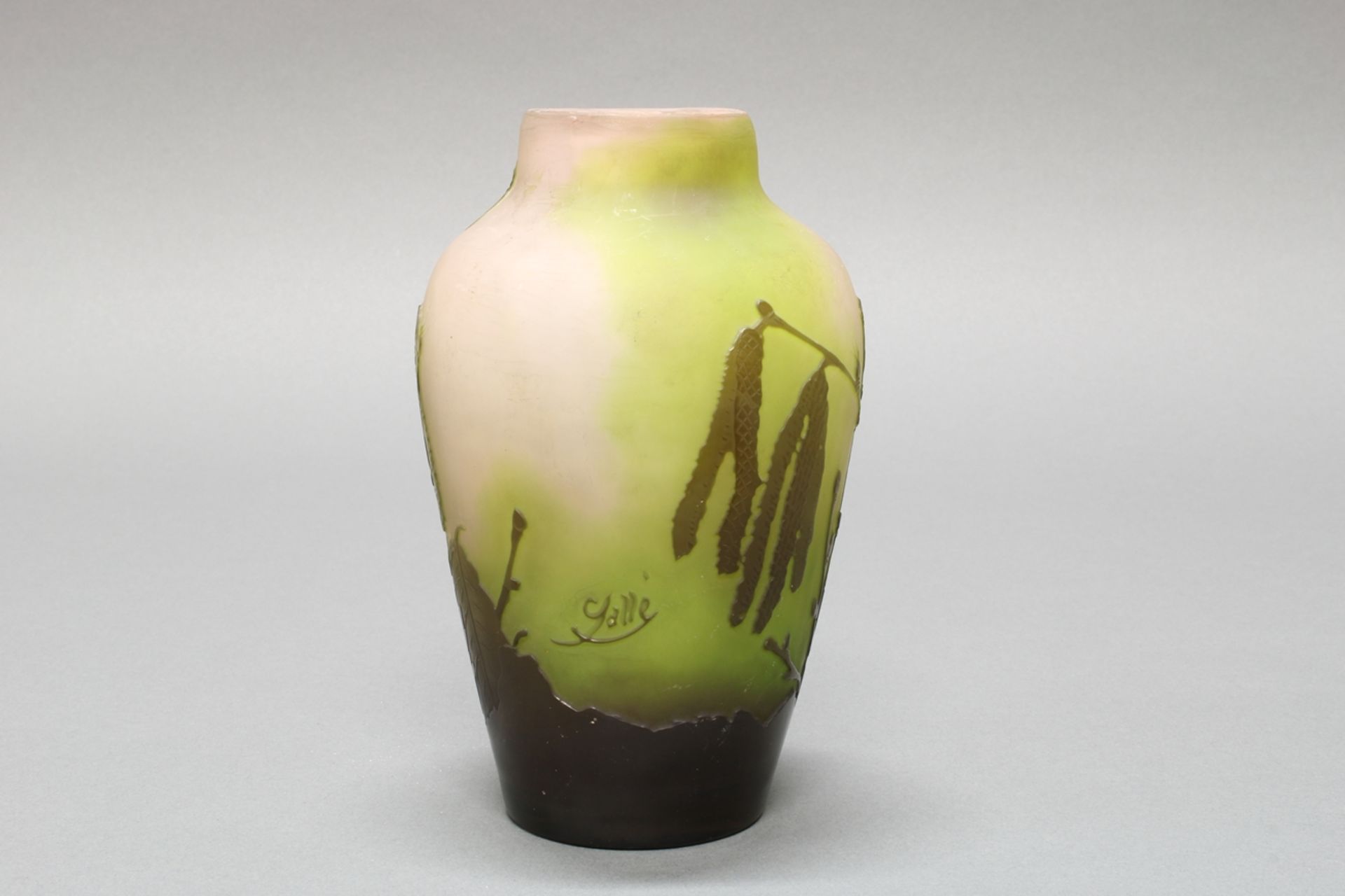 Vase, Emile Gallé, Nancy, 1920er Jahre, Glas, olivgrüner Überfangdekor mit Haselnusszweigen auf wei - Image 2 of 3