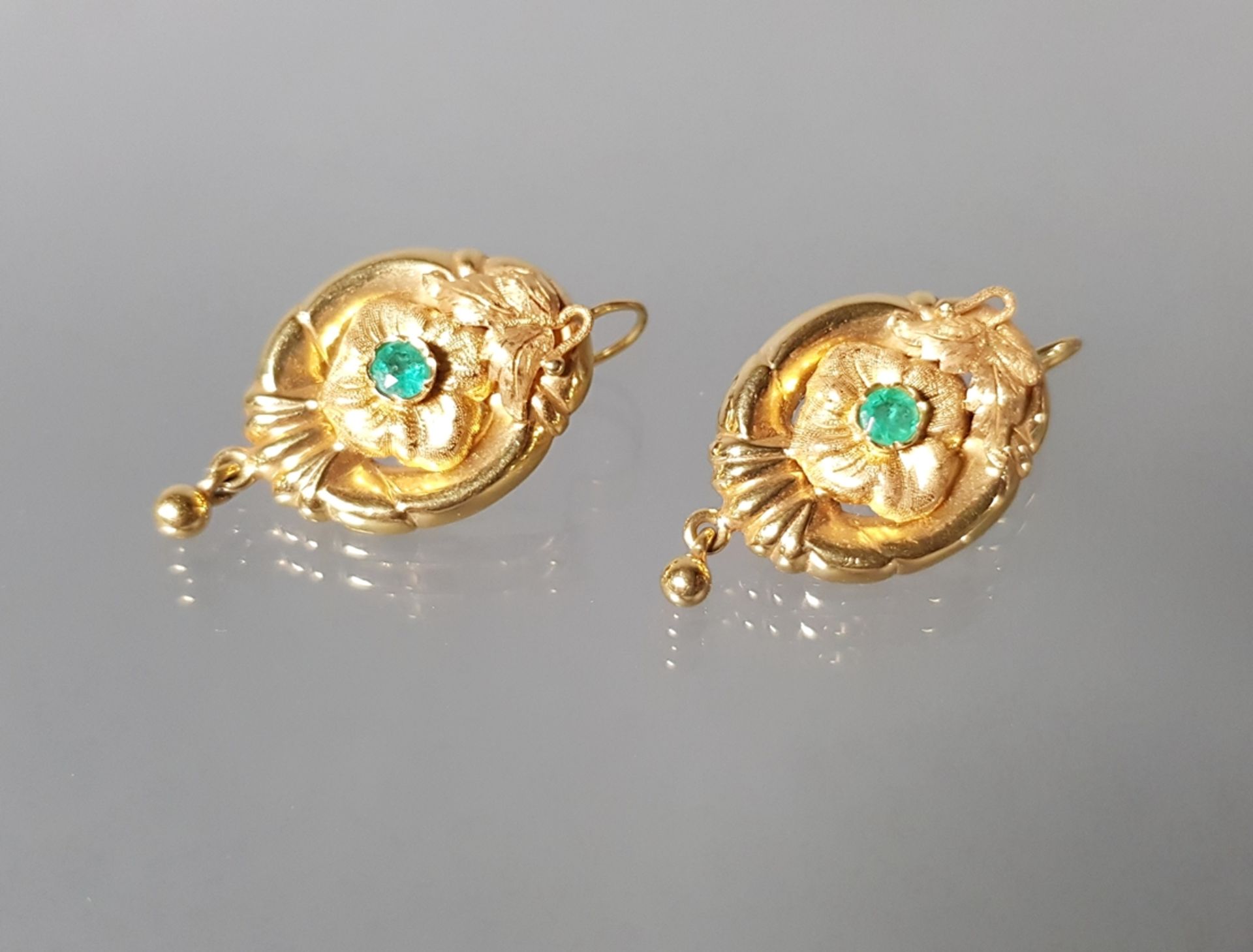Paar Ohrgehänge, Schaumgold, 2. Hälfte 19. Jh., wohl 2 kleine Smaragde, Hängung GG 585, 7 g