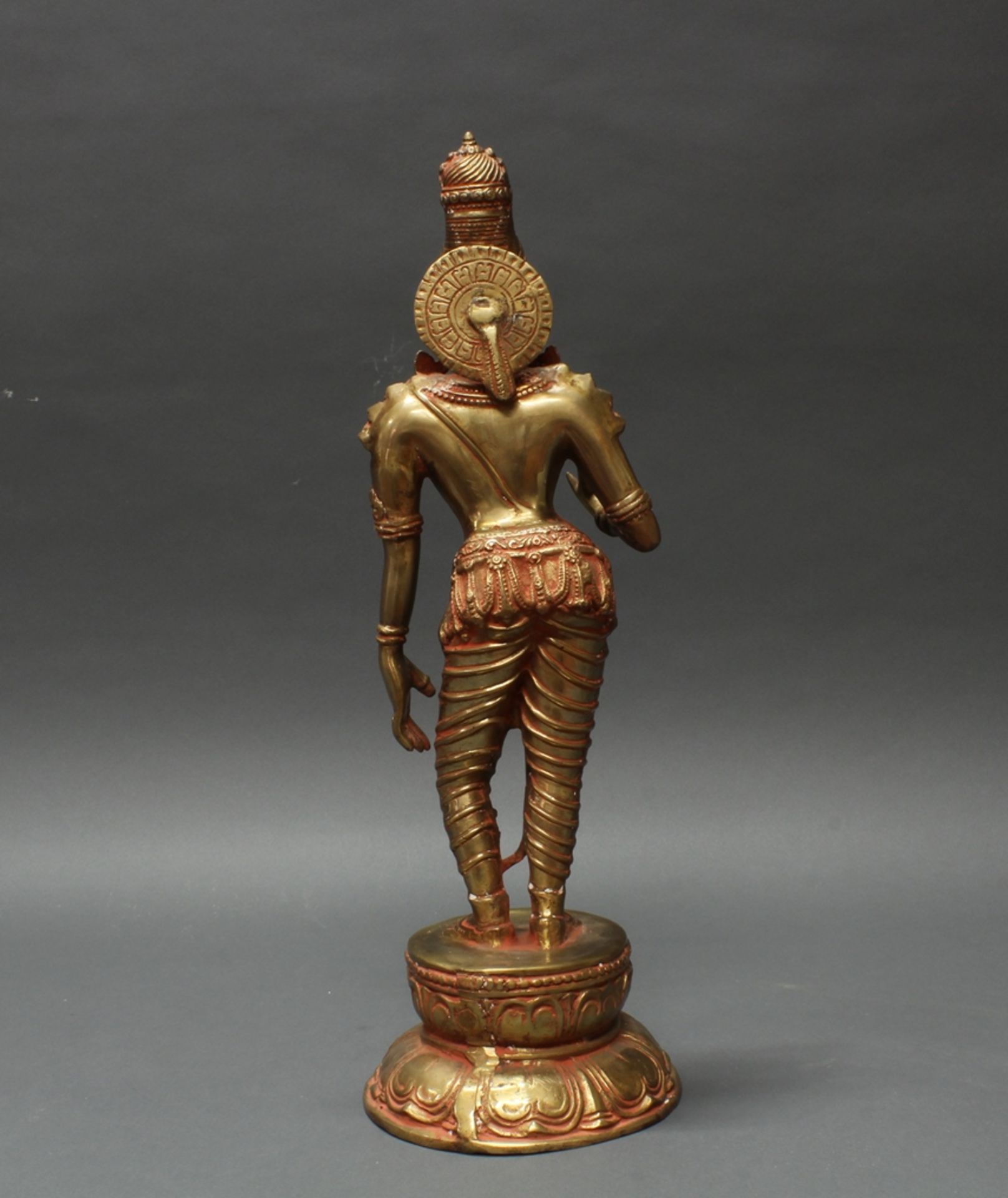 Figur, "Lakshmi", Indien, 20. Jh., Messingbronze, Reste von roter Bemalung, 50 cm hoch - Image 2 of 2