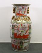 Große Balustervase, China, neuzeitlich, Porzellan, famille rose, Reserven mit Palastszenen und Blum