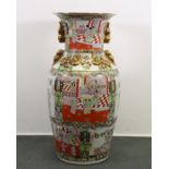 Große Balustervase, China, neuzeitlich, Porzellan, famille rose, Reserven mit Palastszenen und Blum