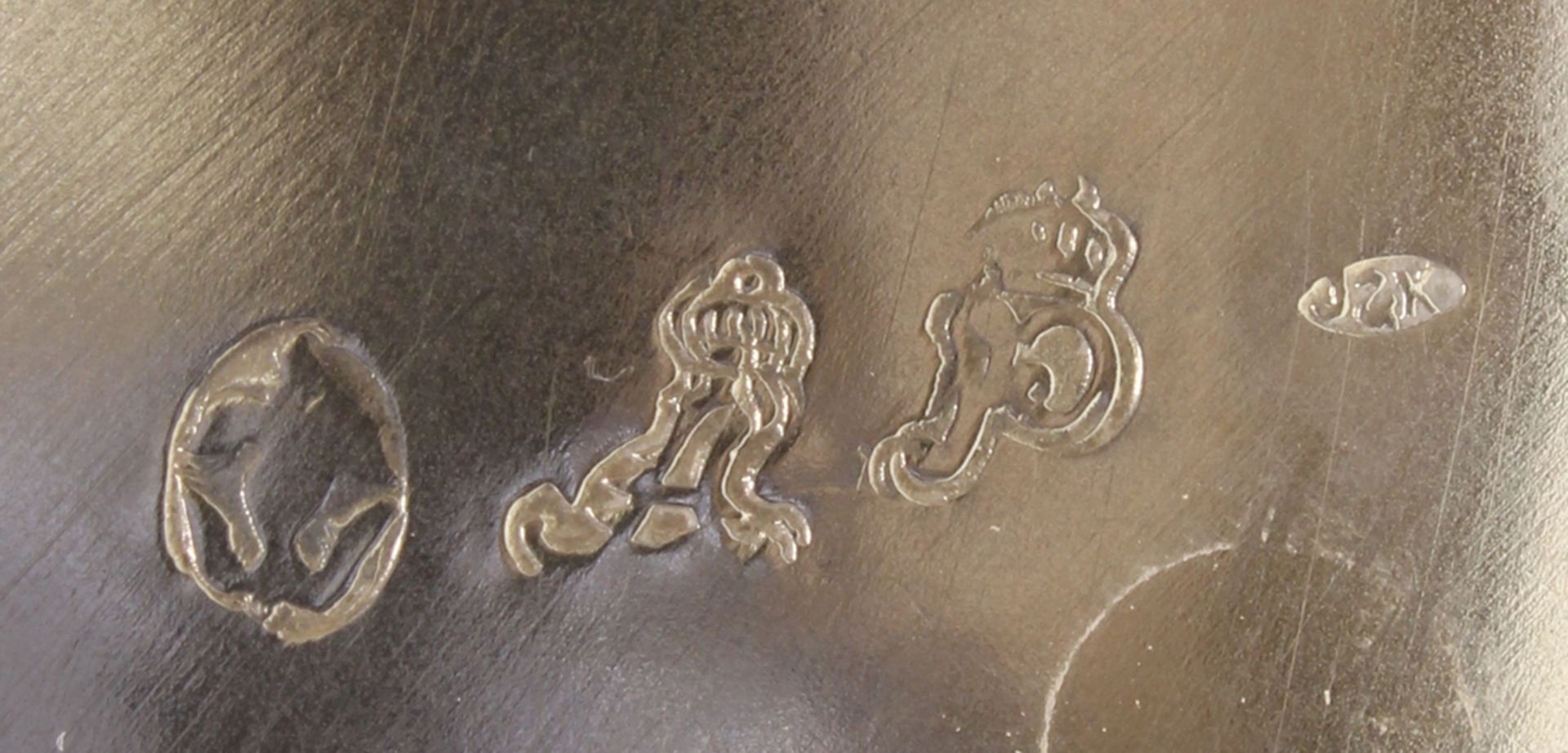 Gießkanne, Silber, Marken, Reliefdekor mit Amor und Taubenpaar, 15.5 cm hoch, ca. 220 g, geringe Ge - Bild 2 aus 2